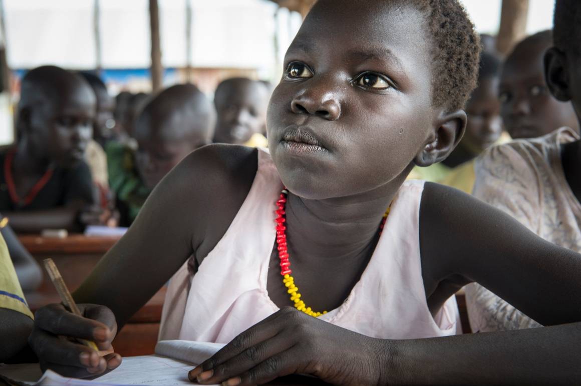 Nesten 800 000 barn er nå fordrevne fra sine hjem og bor i Uganda som flyktninger.  FNs fond for utdanning i nødsituasjoner og langvarige kriser har trappet opp støtte slik at alle gutter og jenter kan få tilgang til kvalitetsutdanning. Foto: UNICEF/UN026674/Everett.